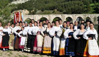 El Grupo de Coros y Danzas Castiella, de Cabezón de Pisuerga, celebra medio siglo de trayectoria