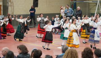 Casi un centenar de niñas y niños participan en el IV Encuentro Infantil de Folclore