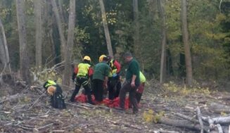 El Grupo de Rescate de la Junta de Castilla y León auxilia a un trabajador herido en una zona de monte en Aguasal