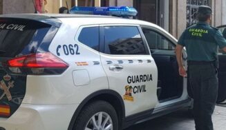 La Guardia Civil desarticula Los detenidos, con edades comprendidas entre los 19 y 49 años y con residencia en Valladolid y Santovenia de Pisuerga, seleccionaban cuidadosamente a sus víctimas tras obtener información sobre su poder adquisitivo  Pueblosycomarcas.com; @PueblosComarcas La Guardia Civil de Valladolid ha concluido con éxito la exigente y compleja «Operación MOLINOPA» al detener a seis personas, acusadas de formar parte de un grupo criminal especializado en robos en viviendas en la provincia de Valladolid.  Los detenidos, con edades comprendidas entre los 19 y 49 años y con residencia en Valladolid y Santovenia de Pisuerga, seleccionaban cuidadosamente a sus víctimas tras obtener información sobre su poder adquisitivo y aprovechaban la ausencia de los moradores para llevar a cabo los robos. La investigación comenzó el 6 de septiembre de 2024, tras un robo en la localidad de Zaratán, en el que los autores se apoderaron de 80.000 euros en efectivo. La Guardia Civil asumió la investigación y logró identificar un vehículo en las inmediaciones del inmueble en el momento del robo. Se trataba de un vehículo alquilado, lo que permitió a los investigadores centrar su atención en un grupo de personas, algunas ya conocidas por las fuerzas policiales y con antecedentes, que evidenciaron estar dedicándose a robos con fuerza en viviendas en la provincia de Valladolid. Además del robo de Zaratán, se les atribuyó la autoría de cuatro robos más en Valladolid, sin descartar que se consiga acreditar su participación en alguno más. Durante la investigación, se logró establecer el modus operandi del grupo. Los integrantes alquilaban vehículos previamente y accedían a los inmuebles tras fracturar ventanas o puertas. Controlaban a las víctimas hasta asegurarse de su rutina diaria, eligiendo el momento idóneo para que ningún morador estuviera presente en el interior. Además, se acreditó que la elección de las viviendas a violentar estaba basada en información previa, obtenida en algunos casos por una mujer con residencia en Valladolid, que regentaba un establecimiento hostelero. Esta mujer aprovechaba la confianza de los clientes y las confidencias en tertulias de bar para obtener información sobre su poder adquisitivo y rutina diaria, seleccionando así potenciales víctimas para el grupo criminal. Tras la detención de los autores, se realizaron dos registros: uno en una finca de Santovenia de Pisuerga y otro en un piso de Valladolid. En estos registros se incautaron más de 14.000 euros, joyas, herramientas de cerrajería para la apertura o fractura de bombines o cerramientos, material especializado para determinar la autenticidad y calidad de joyas, munición, prendas de ocultación, material de transmisiones y dos carabinas de aire comprimido. En la fase de explotación del operativo han intervenido diversas unidades de la Guardia Civil, entre ellas la Unidad Orgánica de Policía Judicial de Valladolid, la U.S.E.C.I.C. de Valladolid, el GEDEX de Valladolid, Servicio Cinológico de León, Grupo Rural de Seguridad (G.R.S.) de León, así como unidades de Seguridad Ciudadana de Valladolid.  La Guardia Civil ha instruido las diligencias que junto a los detenidos han sido puestos a disposición Judicial. un grupo criminal dedicado a robos en viviendas de la provincia