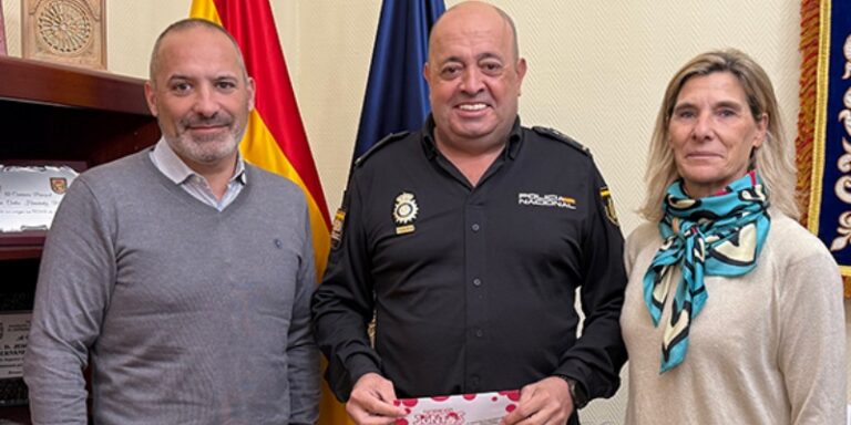 El jefe superior de Policía de Castilla y León, Don Juan Carlos Hernández Muñoz, primer galardonado en la III Gala Solidaria de la Fundación Juntos por una Sonrisa