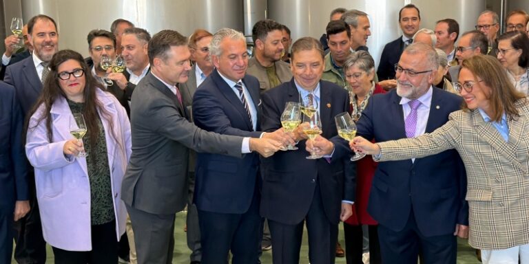 Luis Planas subraya en Cuatro Rayas el papel esencial de las cooperativas en el sector vitivinícola español