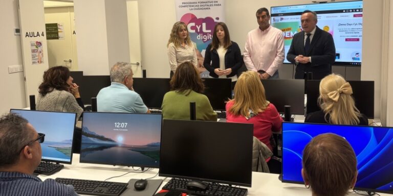El viceconsejero de Transformación Digital, Luis Enrique Ortega, visita el centro asociado de Cyl Digital de Laguna de Duero