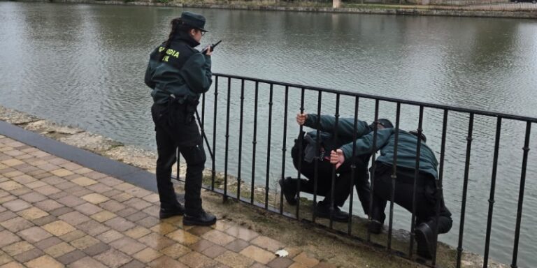 La Guardia Civil salva a un hombre de ahogarse en el Canal de Castilla, en Medina de Rioseco