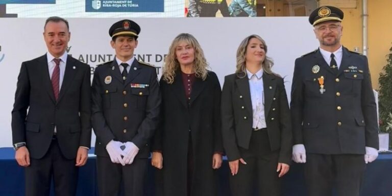 La Policía Local de Laguna de Duero recibe una medalla al reconocimiento en Riba-roja del Turia por su colaboración durante la DANA
