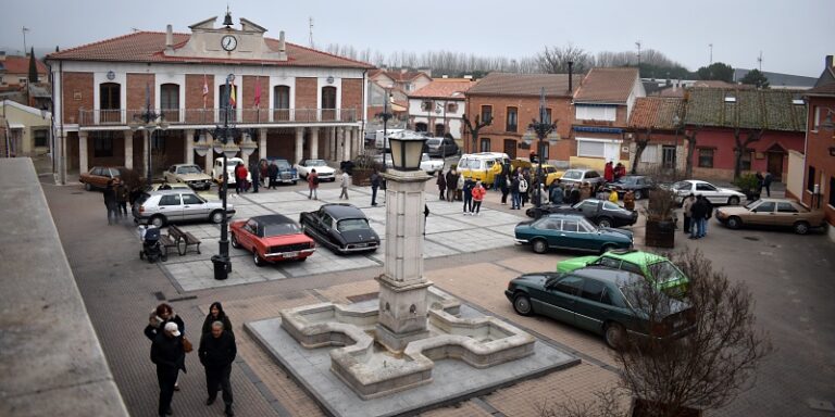 Con la tradicional visita de la Asociación de Vehículos Veteranos de Valladolid, Viana inaugura oficialmente su programa de Navidad