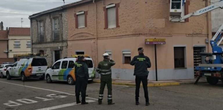 La Guardia Civil acompaña a una empresa de suministro eléctrico en el corte de varios enganches ilegales en Íscar y Pedrajas de San Esteban