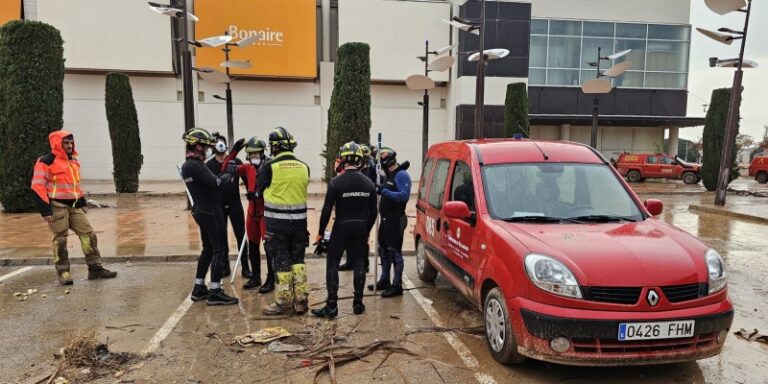 Los bomberos de la Diputación reciben un distintivo honorífico por su labor en la DANA