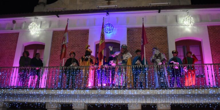 Melchor, Gaspar y Baltasar elevan la temperatura de la fría tarde de Viana de Cega