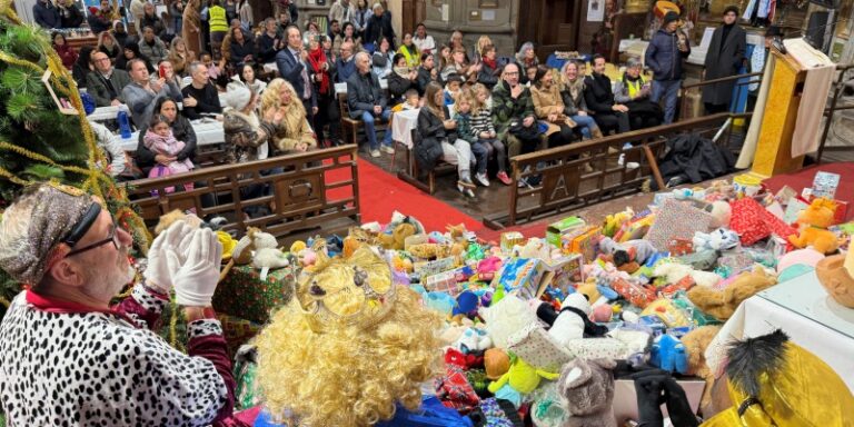 Los Reyes Magos del Museo del Juguete reparten más de 5.000 juguetes en la Iglesia de San Antón de Medina del Campo