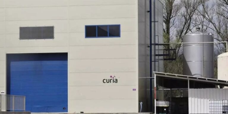 Fernández Carriedo visita la planta de Curia Spain en el Parque Tecnológico de Boecillo