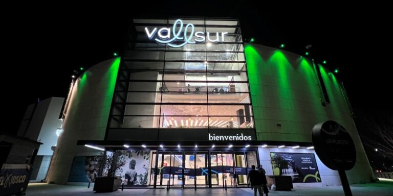 Vallsur se ilumina de verde en febrero para apoyar a la AECC en la lucha contra el cáncer