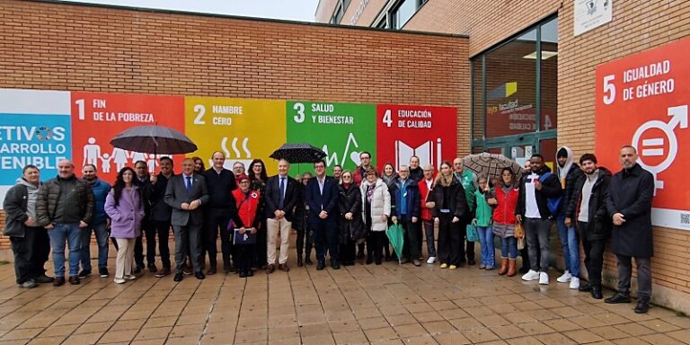 Cruz Roja promueve junto a otras entidades el mural de los Objetivos de Desarrollo Sostenible inaugurado en la Facultad de Educación y Trabajo Social de la Uva