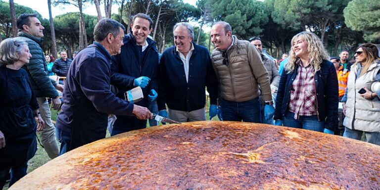 Laguna reparte una tortilla de 250 kilos y 1.000 raciones en su tradicional “Día de la Vieja”