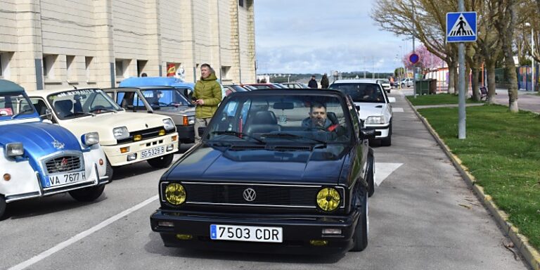Más de cien vehículos clásicos desfilaron por las calles de Aldeamayor el pasado fin de semana