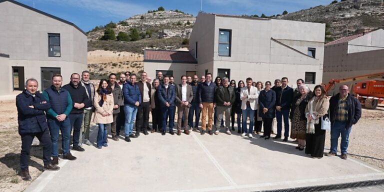 Treinta y dos alcaldes de la provincia viajan hasta Langa de Duero para conocer el modelo de vivienda industrializada de la mano de la Diputación