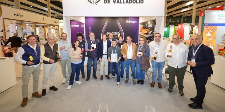 El presidente de la Diputación de Valladolid, Conrado Íscar, visita el stand de Alimentos de Valladolid en la jornada de clausura de Alimentaria Barcelona 2026
