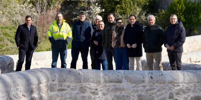 El presidente de la Diputación visita las obras de los puentes sobre el río Cega en la carretera VP-1003