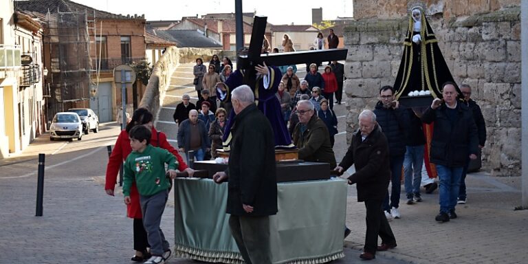 Devoción y tradición marcan el Viernes Santo en Cigales