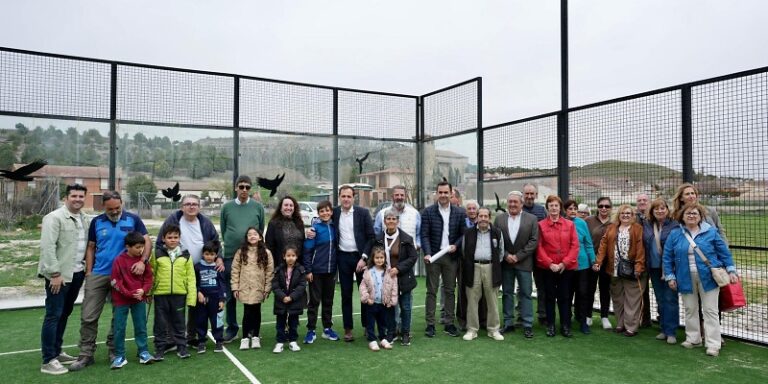Conrado Íscar inaugura las nuevas pistas de pádel durante su visita institucional a Olivares de Duero