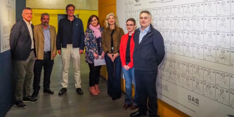 El Museo de la Ciencia instala en su exposición permanente la primera tabla periódica del mundo en lengua de signos