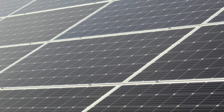 Formarse en instalación de paneles solares: el oficio que España necesita ahora mismo