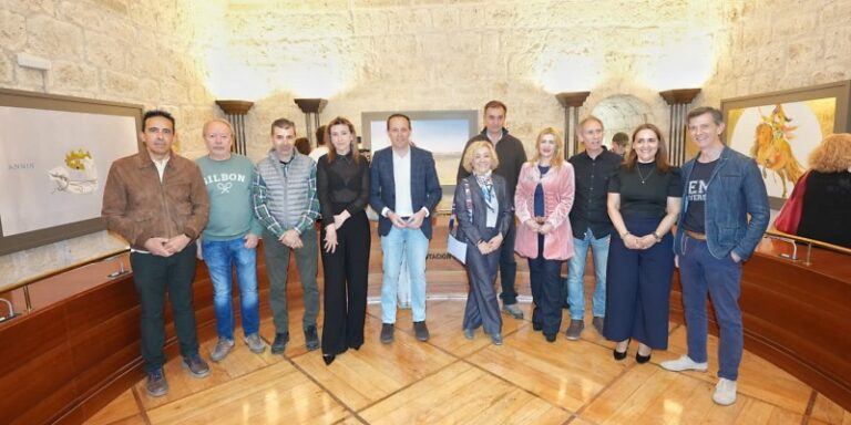 El presidente de la Diputación visita la nueva sala de la Herradura dedicada a la historia de las Cortes de Castilla y León
