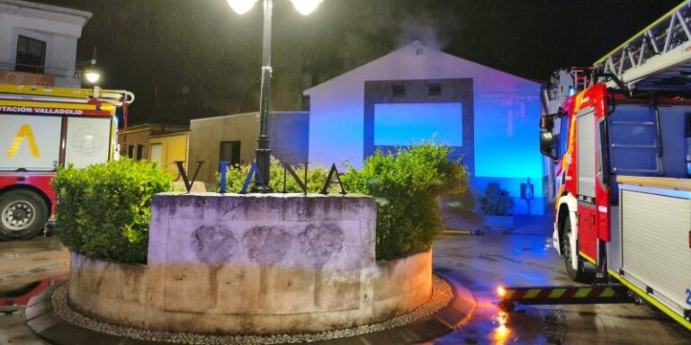 Los bomberos de la Diputación sofocan el incendio de una vivienda en Viana de Cega