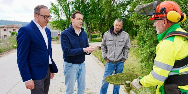 El presidente de la Diputación de Valladolid visita a las cuadrillas forestales de la institución en Piña de Esgueva