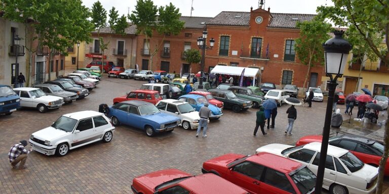 Cigales se convierte en un museo del motor al aire libre durante la celebración de su XIII Concentración de Clásicos