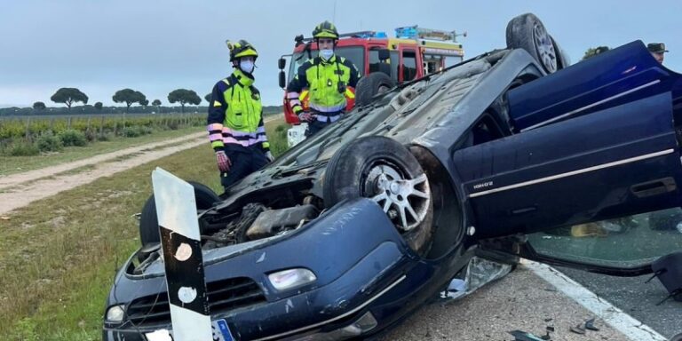 Cuatro heridos al volcar un turismo en Sardón de Duero