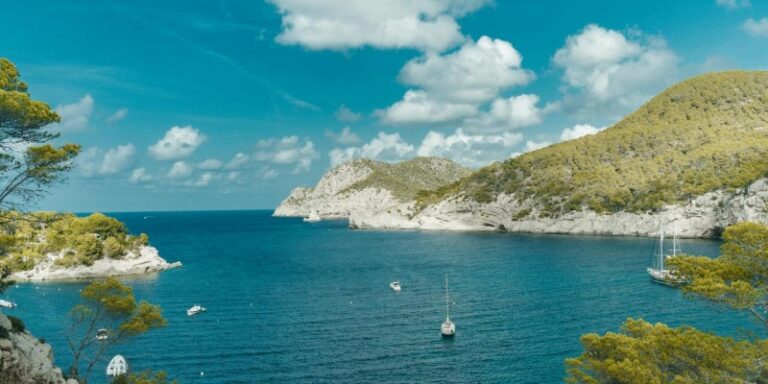 Aventura en el Poniente: Cuevas Marinas y Rutas en Kayak por el Litoral de Ibiza