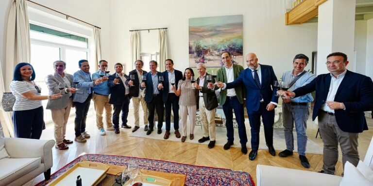 Los presidentes de las Diputaciones de Burgos y Valladolid visitan el rodaje de “Entre Viñas”, una comedia coral ambientada en la Ribera del Duero