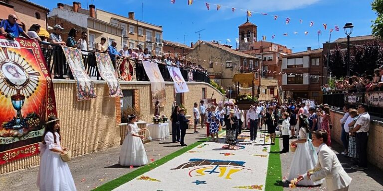 Zaratán pone el broche de oro a sus fiestas con la misa y procesión del Corpus Christi